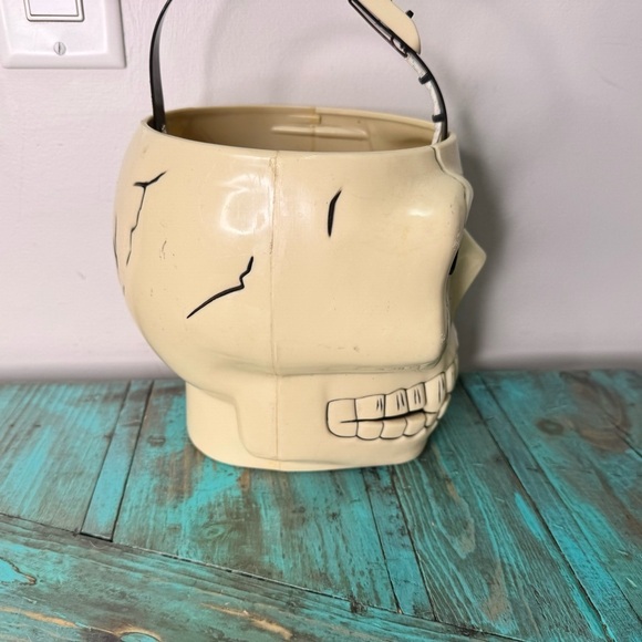 Vintage 1998 Skeleton Skull Halloween Bucket Décor Flashlight Eyes - Picture 6 of 14